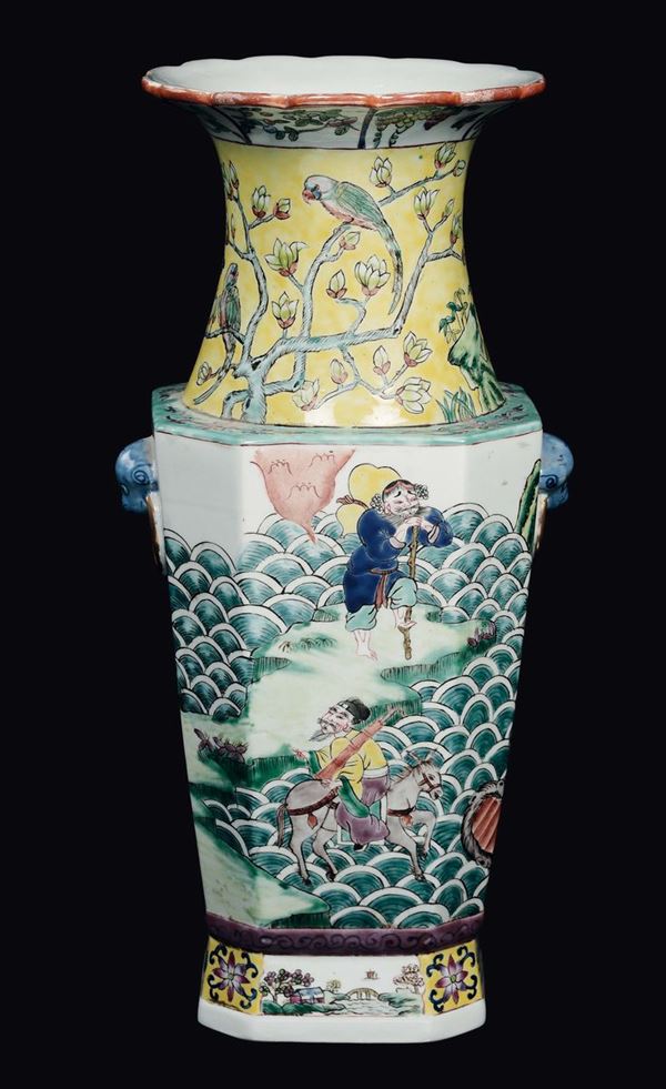 Vaso in porcellana a smalti policromi con raffigurazioni di personaggi e volatili su rami di pesco, Cina, Dinastia Qing, fine XIX secolo