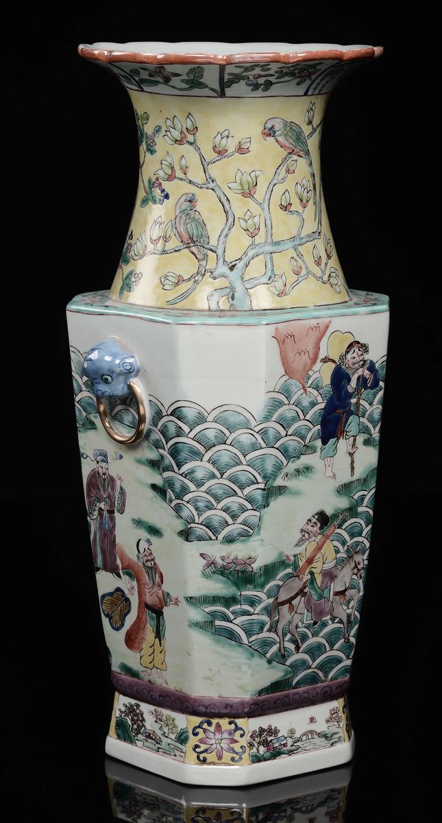Vaso in Porcellana a Smalti Policromi con Raffigurazioni di Personaggi e Volatili su Rami di Pesc...