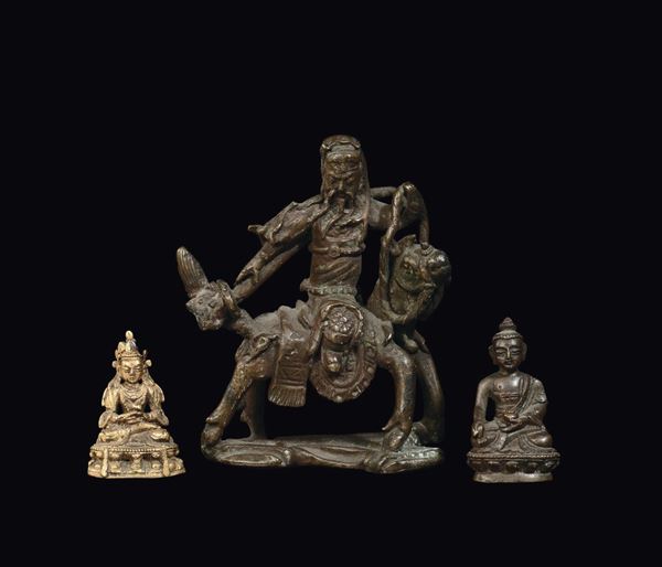 Lotto di tre miniature in bronzo, un Buddha, un guerriero a cavallo e un Amitaya in bronzo dorato, Cina, Dinastia Qing, XIX secolo