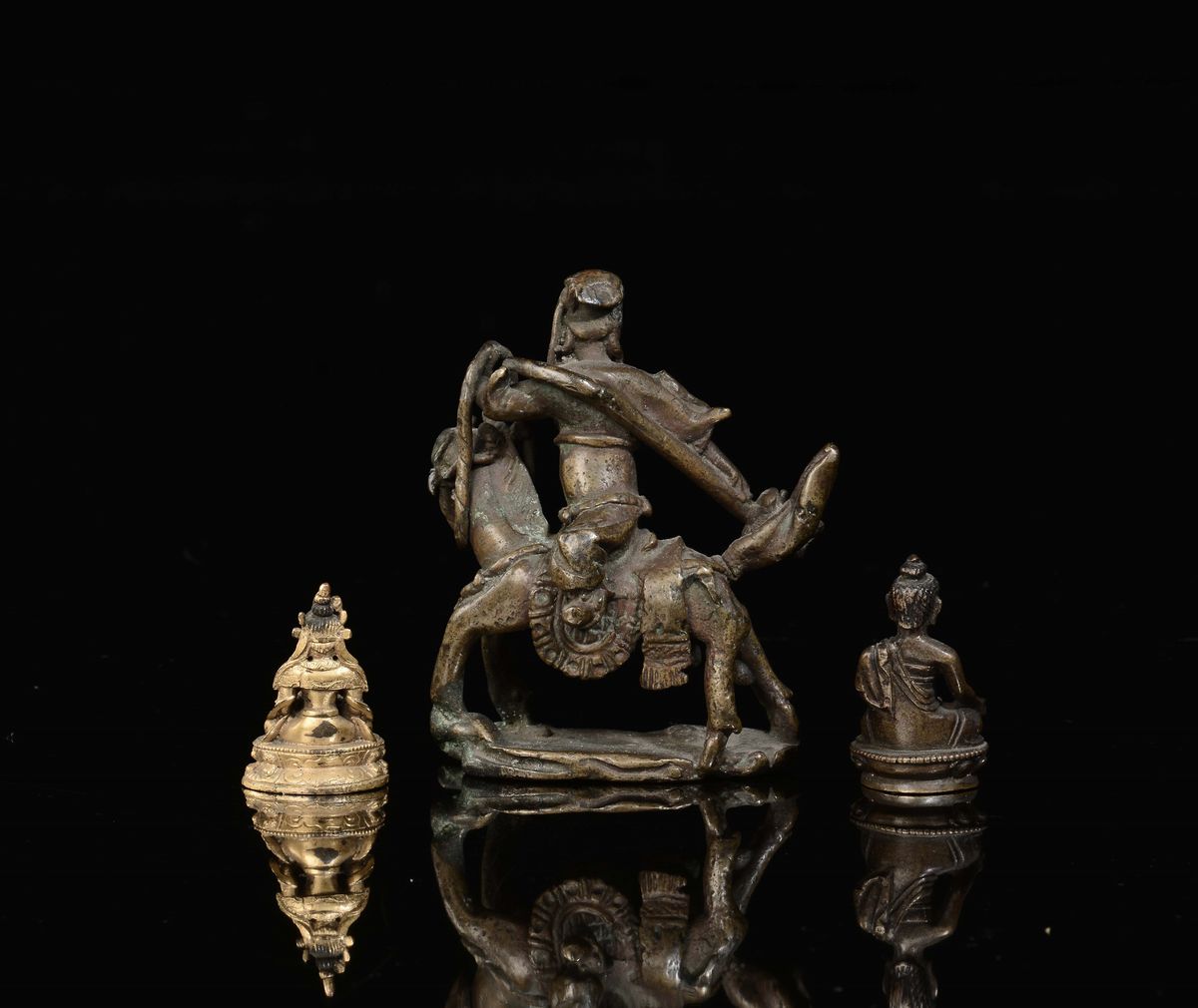 Lotto di Tre Miniature in Bronzo, un Buddha, un Guerriero a Cavallo e un Amitaya in Bronzo Dorato...