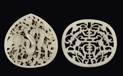Cina, Dinastia Qing, Due placche in giada Celadon traforata a decoro naturalistico, XVIII secolo