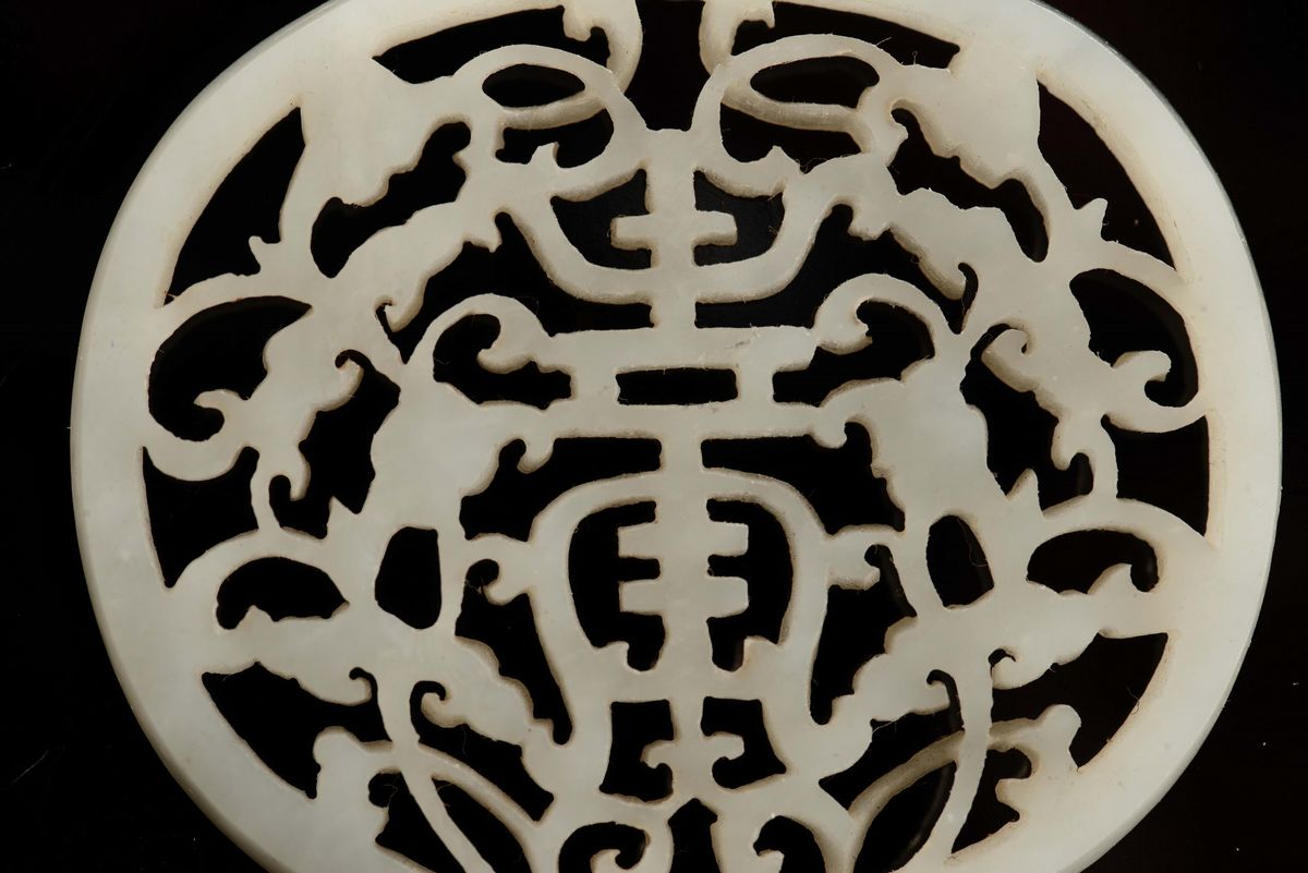 Cina, Dinastia Qing, Due placche in giada Celadon traforata a decoro naturalistico, XVIII secolo
