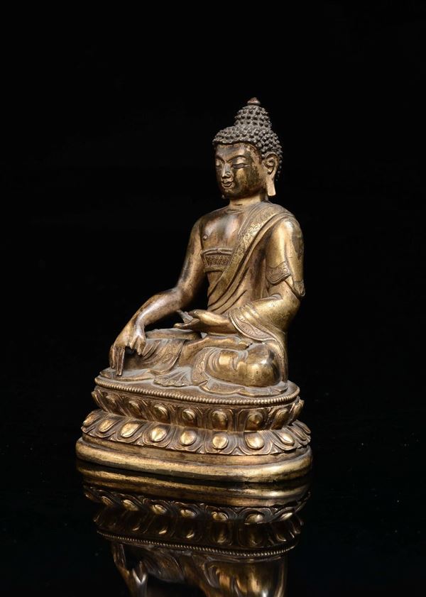 Buddha in bronzo dorato seduto su doppio fiore di loto, Cina, Dinastia Ming, XVII secolo
