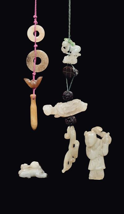 Cina, Dinastia Qing, Lotto di giade bianche e russet composto da due pendenti, una scultura di fa...