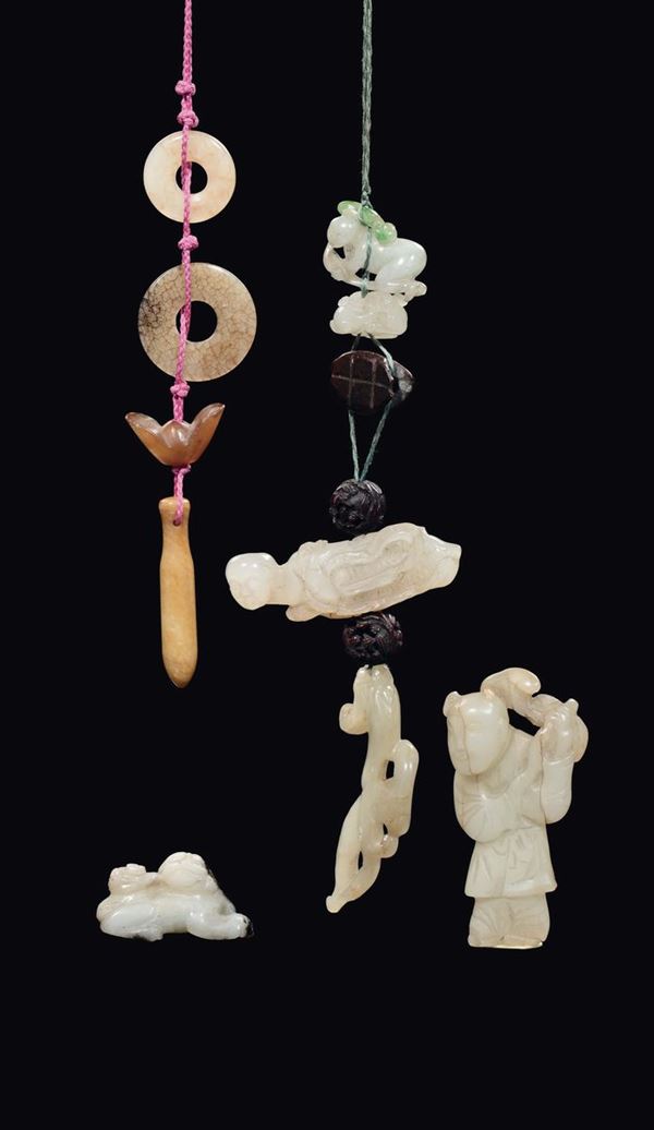 Lotto di giade bianche e russet composto da due pendenti, una scultura di fanciullo e un piccolo cane di Pho, Cina, Dinastia Qing, XIX secolo