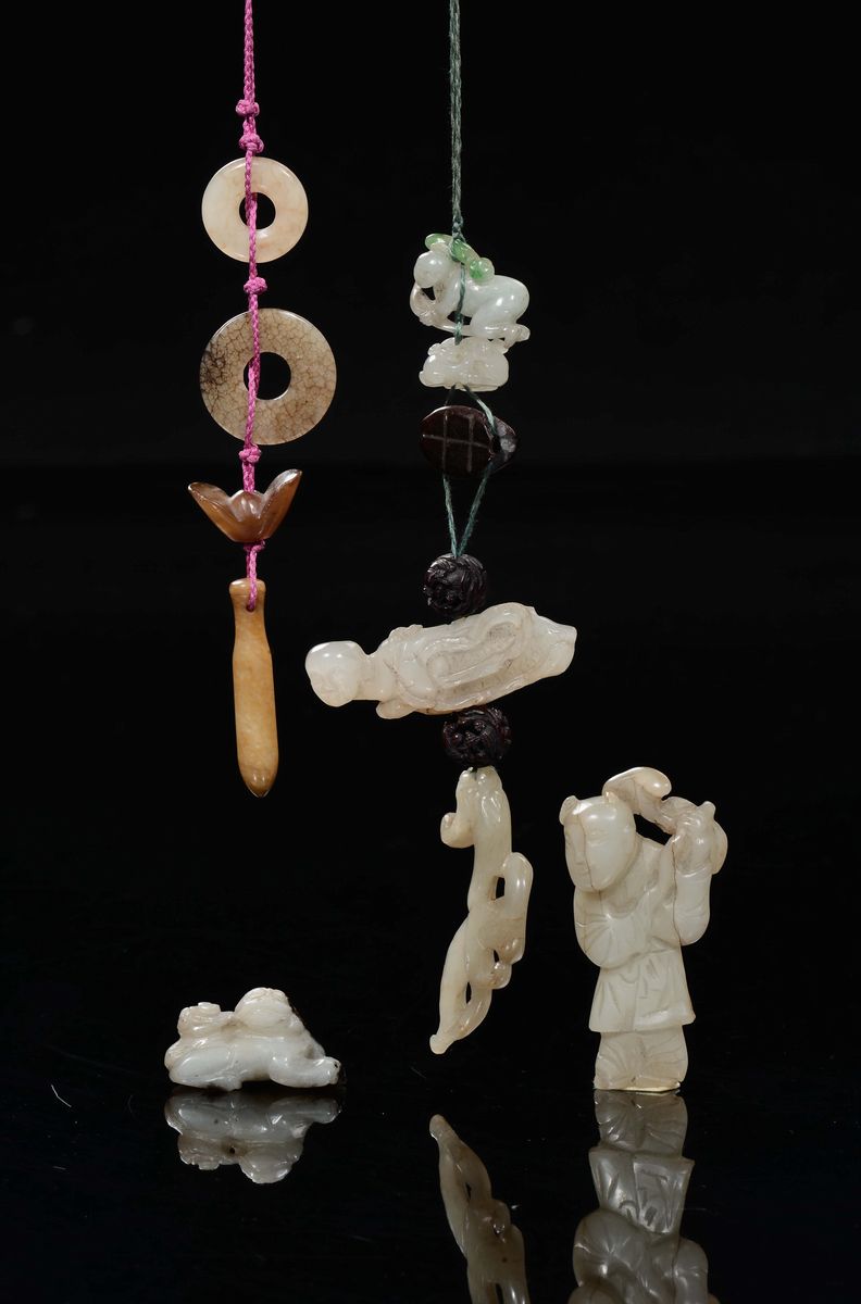 Cina, Dinastia Qing, Lotto di giade bianche e russet composto da due pendenti, una scultura di fa...