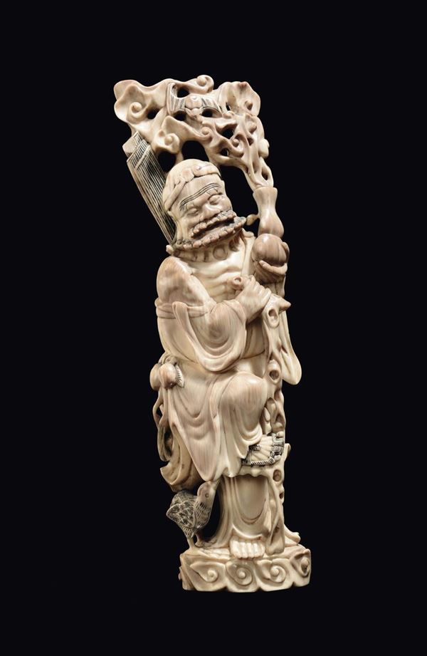 Figura di saggio in avorio con bastone e vaso di fiori con pipistrelli, Cina, Dinastia Qing, XVIII secolo