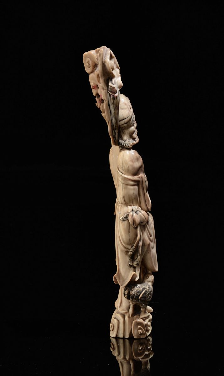 Figura di Saggio in Avorio con Bastone e Vaso di Fiori con Pipistrelli, Cina, Dinastia Qing, XVII...