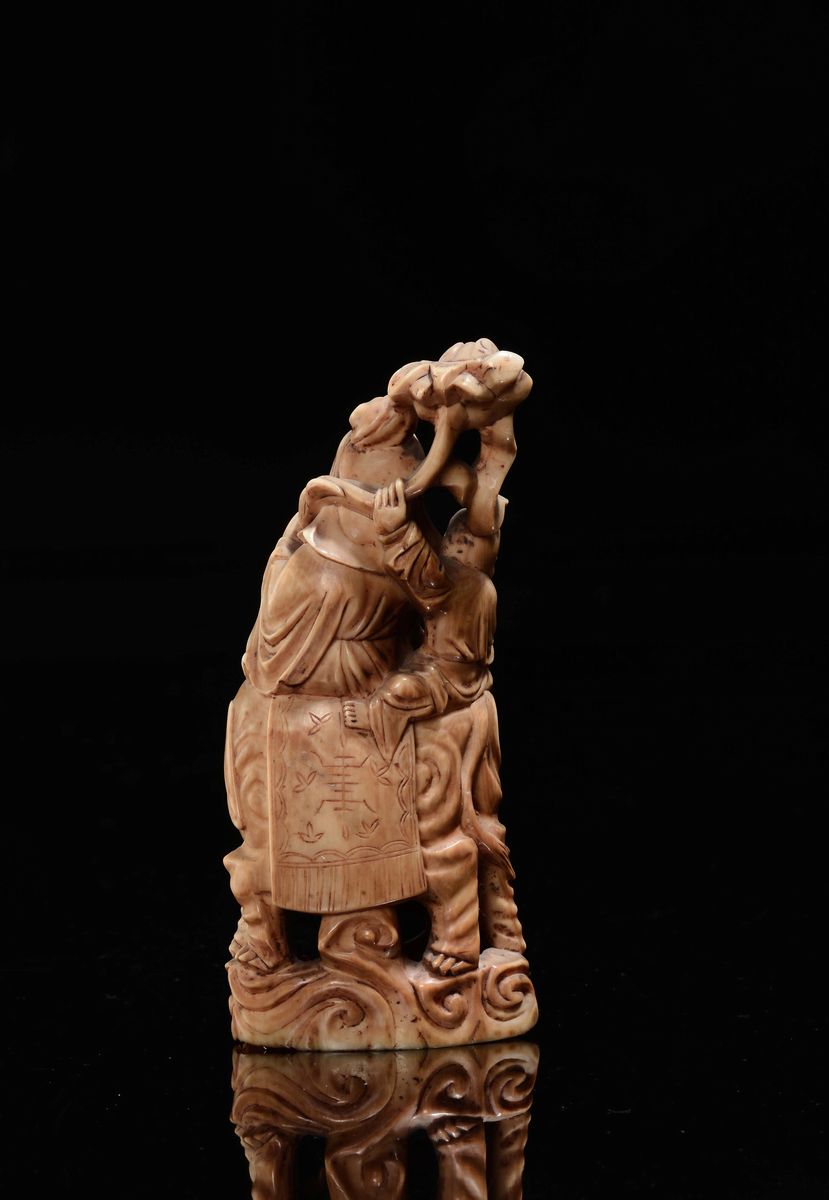 Scultura in Osso Raffigurante Saggio con Fanciullo su Elefante, Cina, Dinastia Qing, XIX Secolo