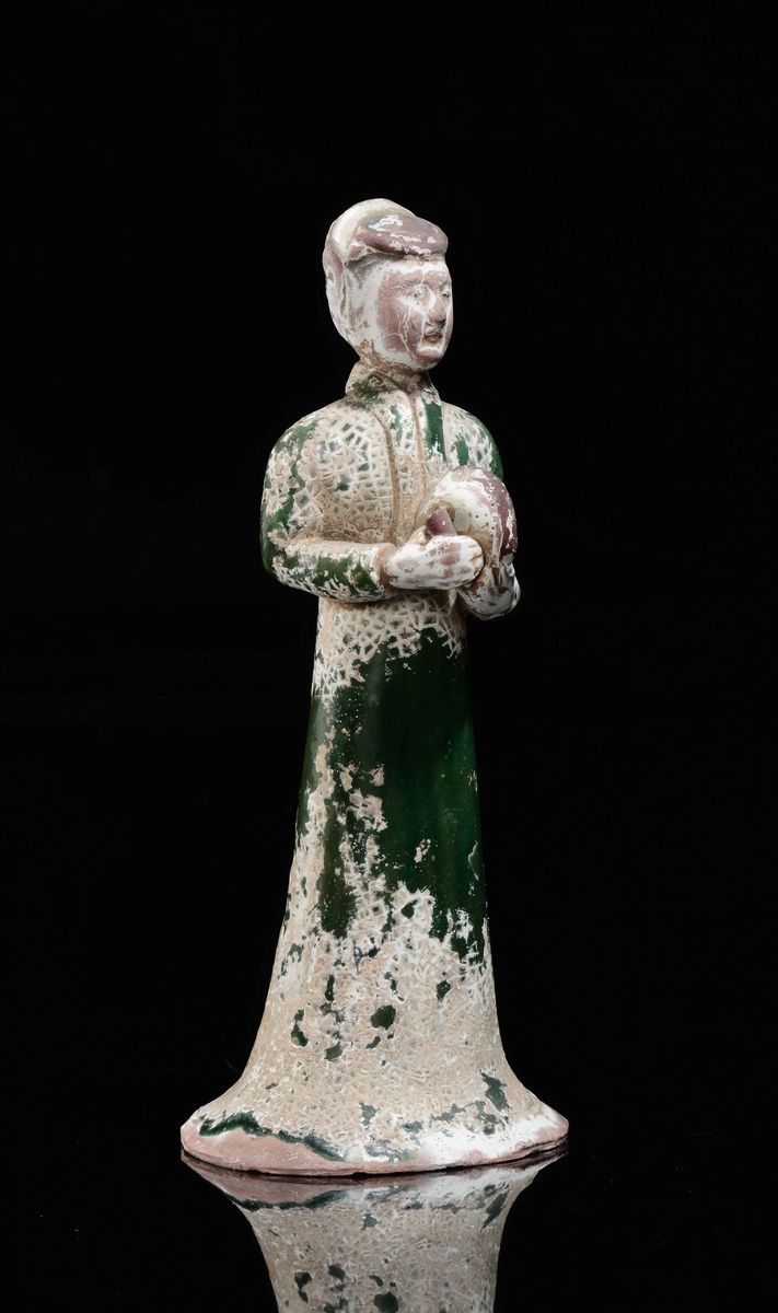 Dignitario in Terracotta con Parziale Verniciatura Verde e Tamburello, Cina, Dinastia Tang (618-9...