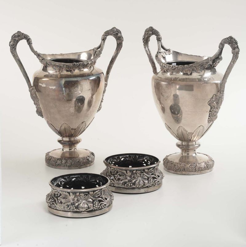Coppia di rinfrescatoi biansati in metallo argentato, Inghilterra XX secolo  - Auction Fine Art - Cambi Casa d'Aste
