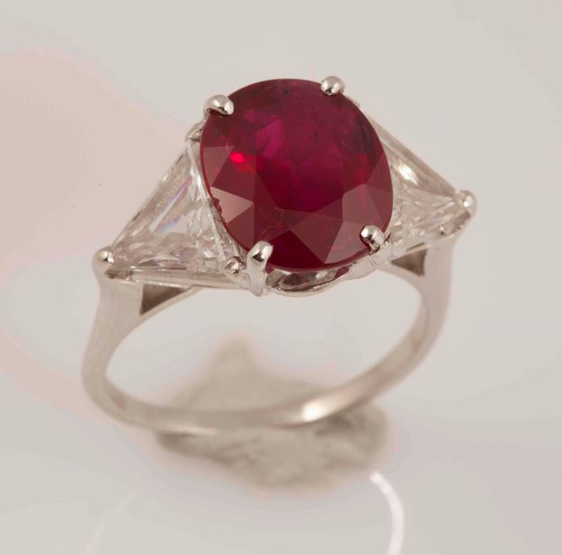 Anello con rubino di ct 4,02 indicazione di riscaldamento, diamanti ai lati  - Asta Fine Jewels - I - Cambi Casa d'Aste