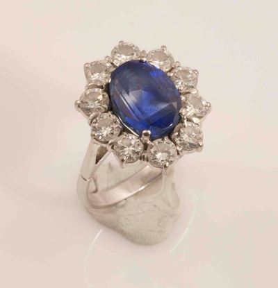 Anello con Zaffiro Sri Lanka di Ct 6 Carati Circa e Diamanti a Contorno