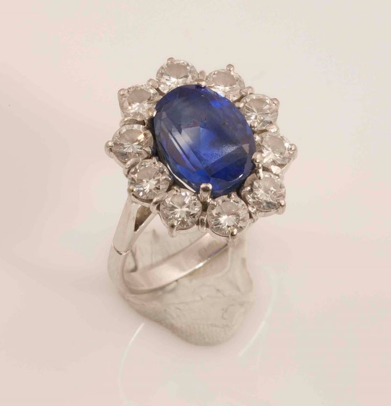Anello con zaffiro Sri Lanka di ct 6 carati circa e diamanti a contorno  - Asta Fine Jewels - I - Cambi Casa d'Aste