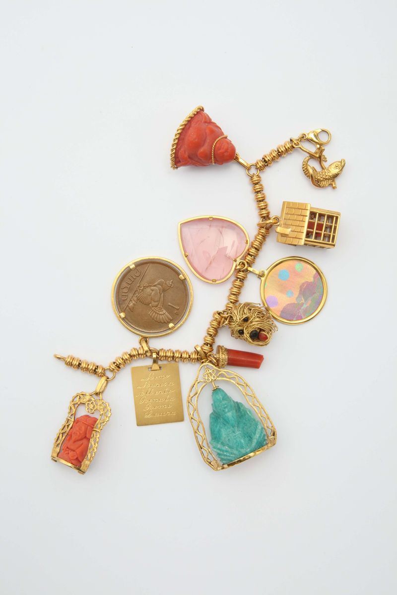 A gold charms bracelet  - Auction Fine Jewels - I - Cambi Casa d'Aste