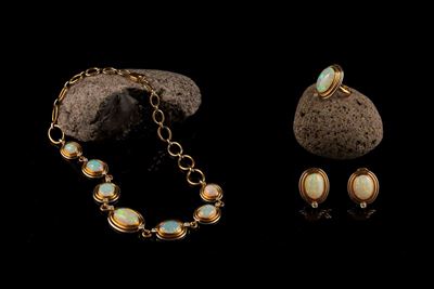 Cusi. Parure Composta da Girocollo, Orecchini ed Anello con Opali Arlecchino Taglio Cabochon e Di...