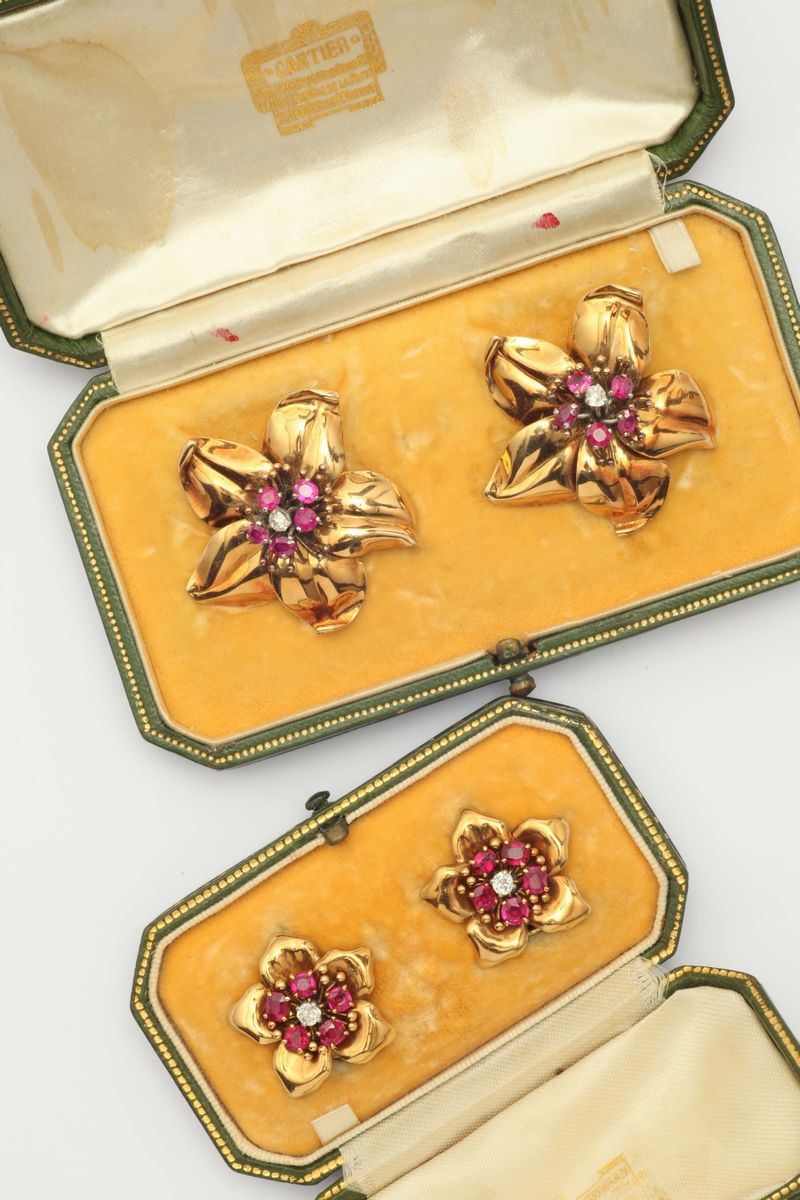 Cartier a lot of ruby and gold brooch. Fitted case  - Auction Fine Jewels - I - Cambi Casa d'Aste