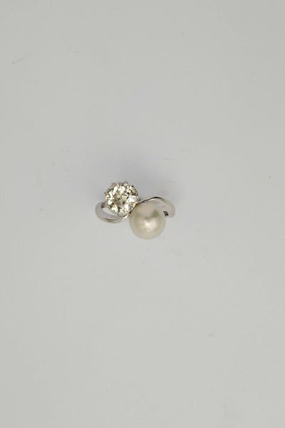 Anello Contrarié con Diamante di Ct 1,52 e Perla
