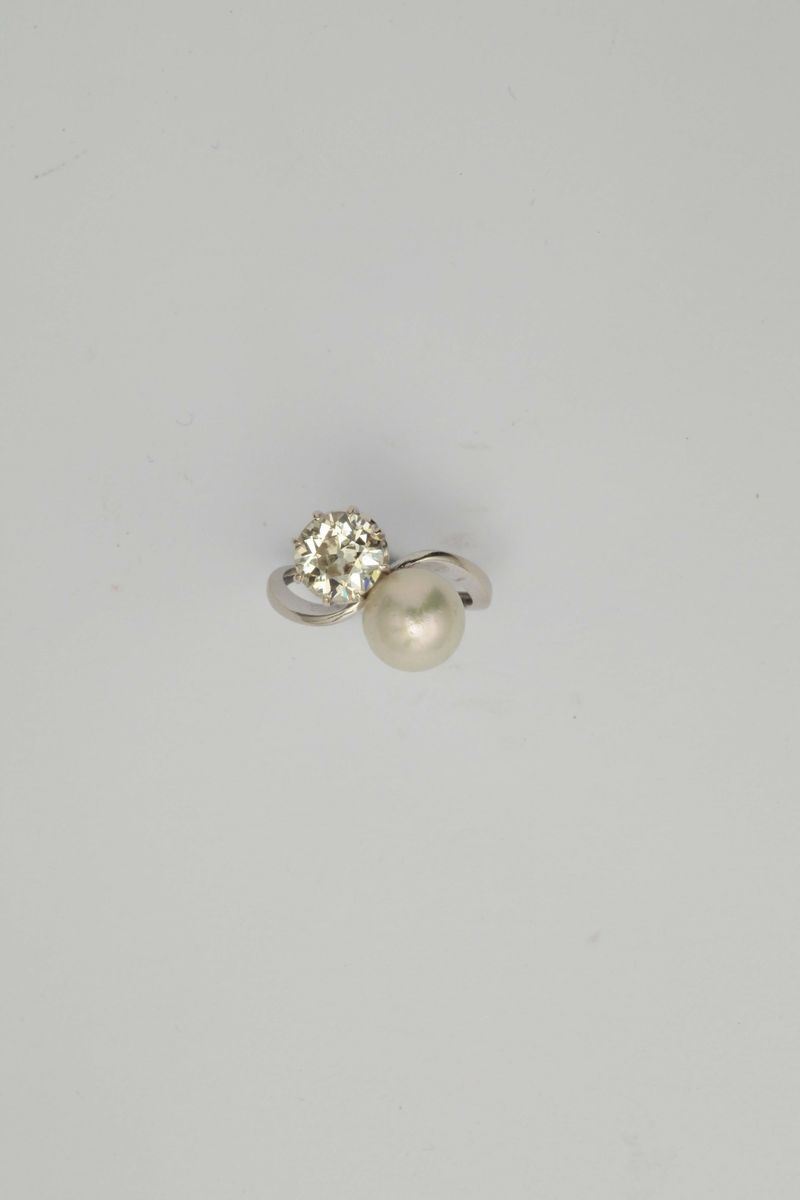 Anello contrarié con diamante di ct 1,52 e perla  - Asta Antiquariato - Cambi Casa d'Aste