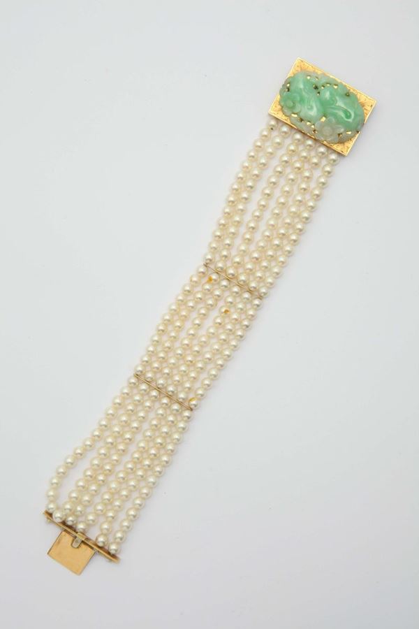 A cultured pearl bracelet with jade clasp