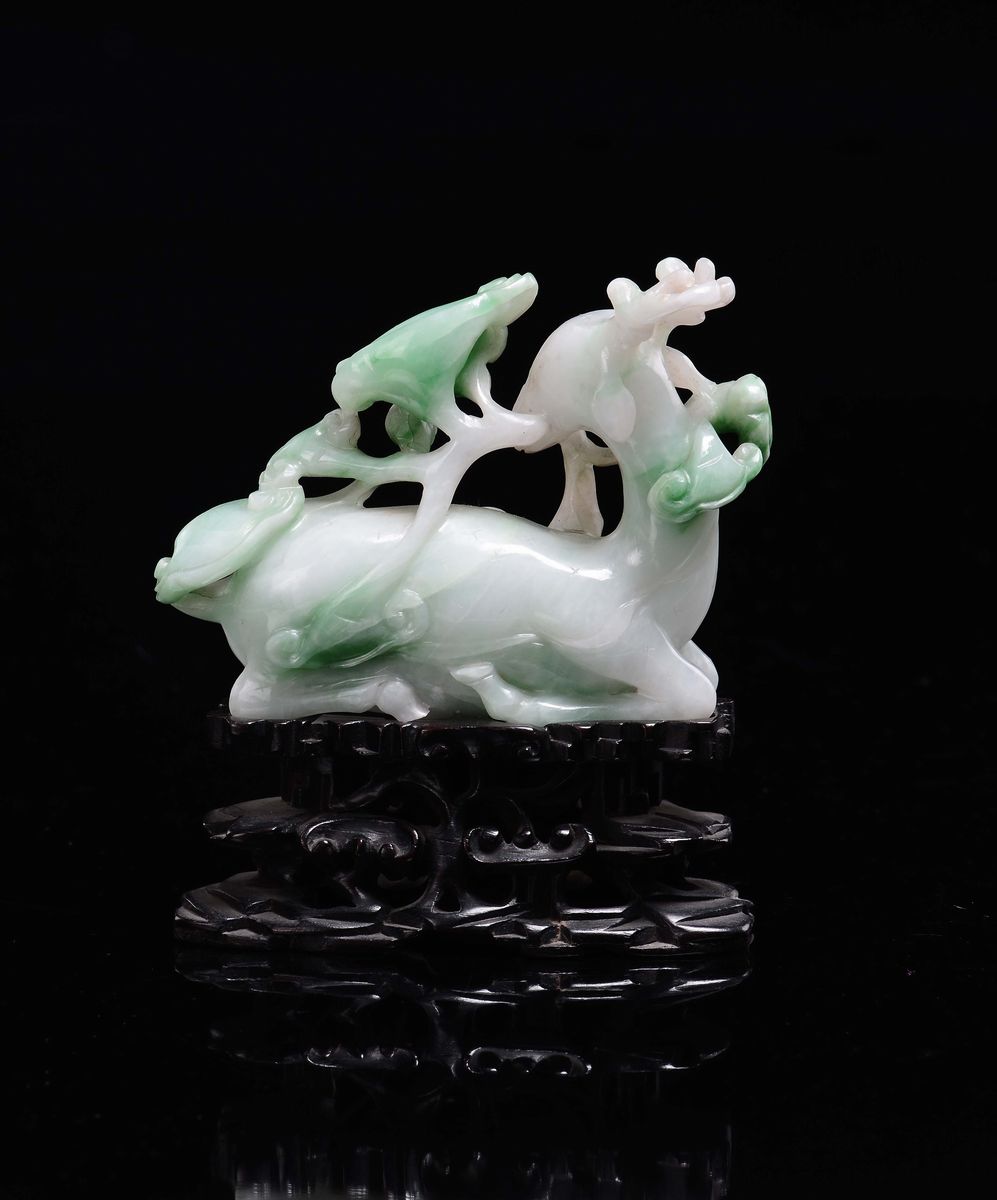 Cina, Dinastia Qing, Cervo in giada verde con rami in rilievo, XIX secolo