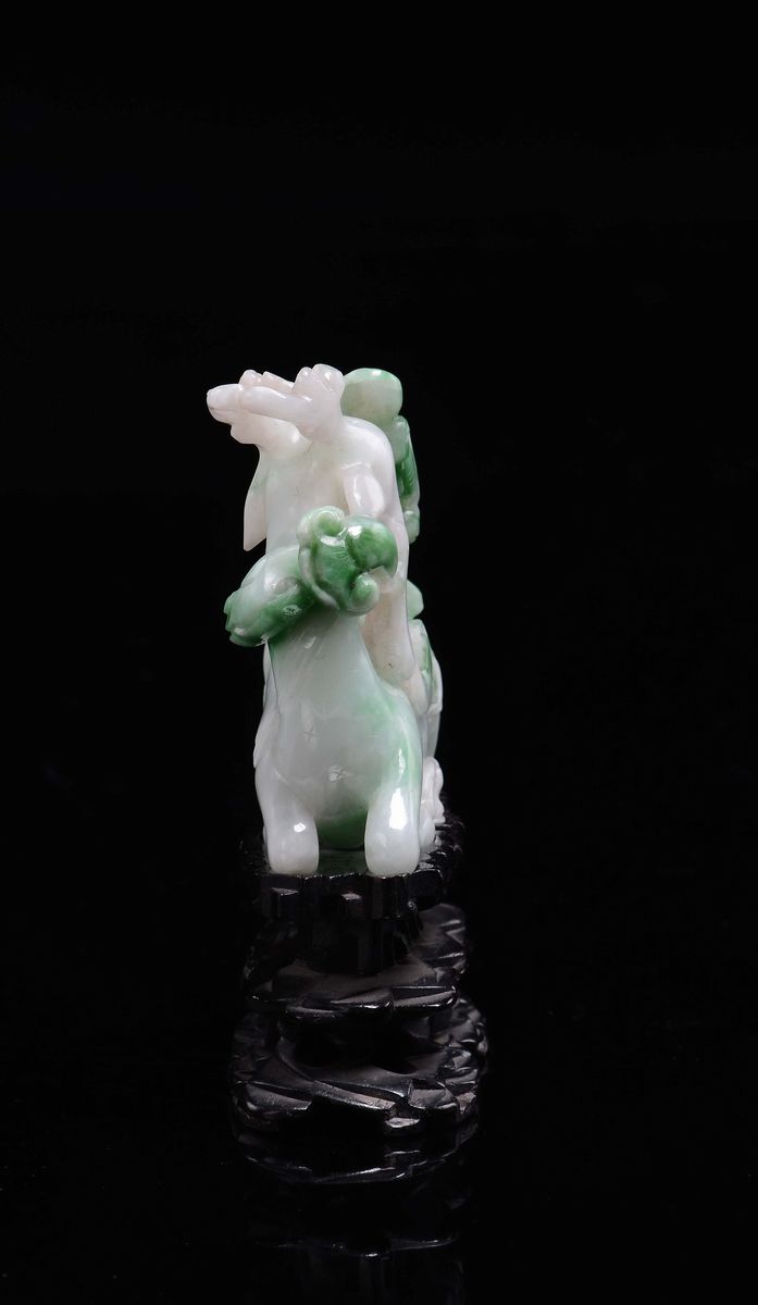Cina, Dinastia Qing, Cervo in giada verde con rami in rilievo, XIX secolo