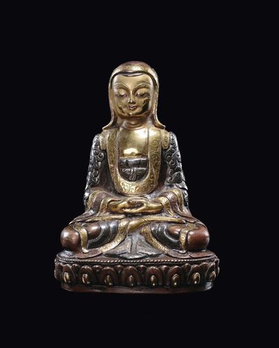 Lama in rame repussè dorato e argentato, seduta in dhyanasana su fiore di loto, Cina, Dinastia Qi...