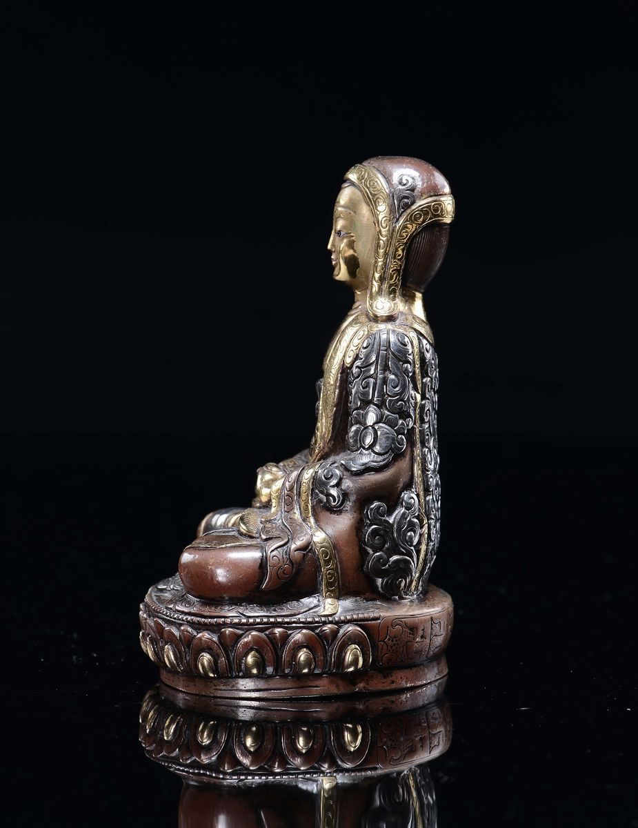 Lama in rame repussè dorato e argentato, seduta in dhyanasana su fiore di loto, Cina, Dinastia Qi...