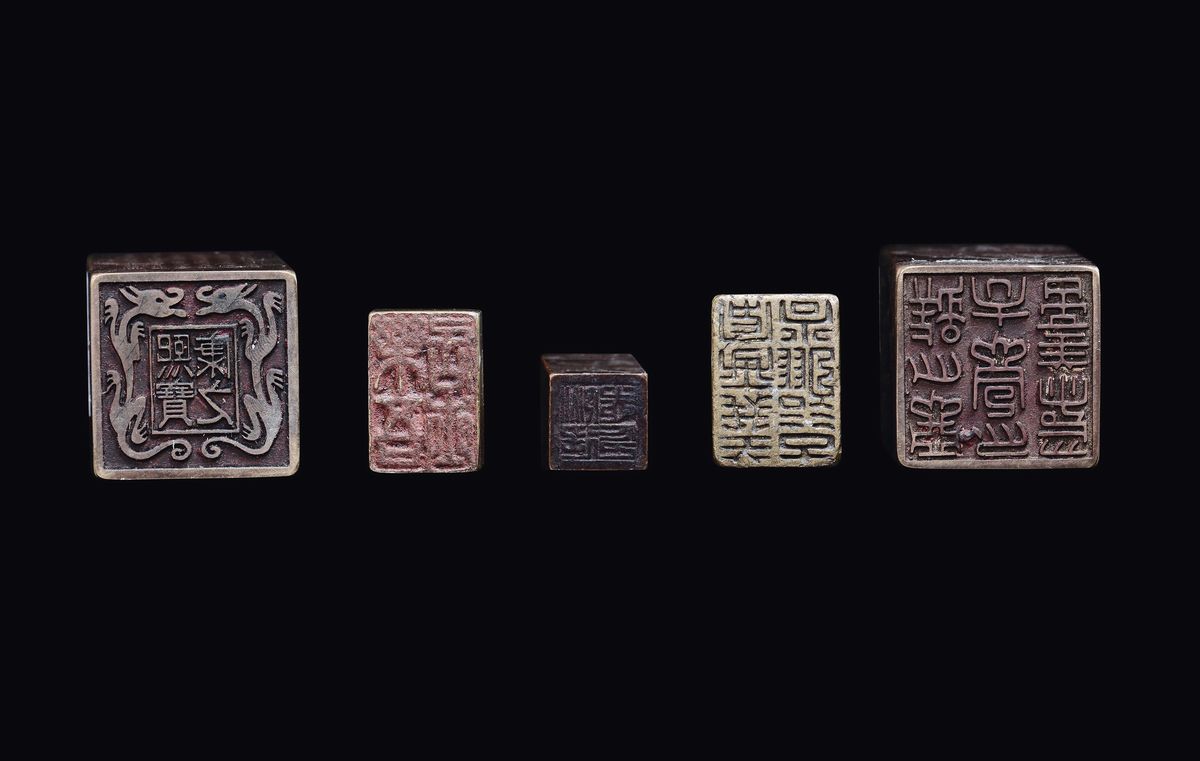 Cinque sigilli in bronzo, Cina, Dinastia Qing, XVIII secolo, uno sormontato da lepre e uno da can...