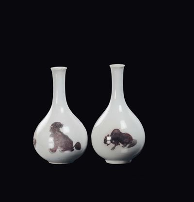 Cina, Dinastia Qing, Coppia di ampolle in porcellana policroma con decorazioni rosse di animali f...