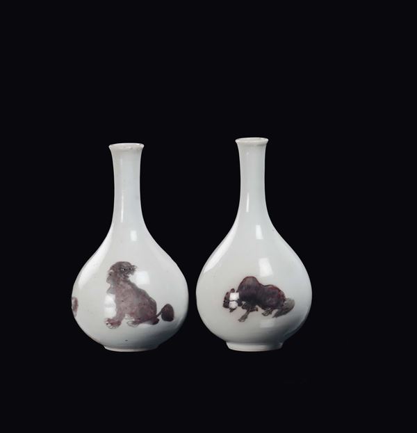 A pair of polychrome porcelain ampoules with red fantastic animals, China, Qing Dynasty, Kangxi Period (1662-1722)