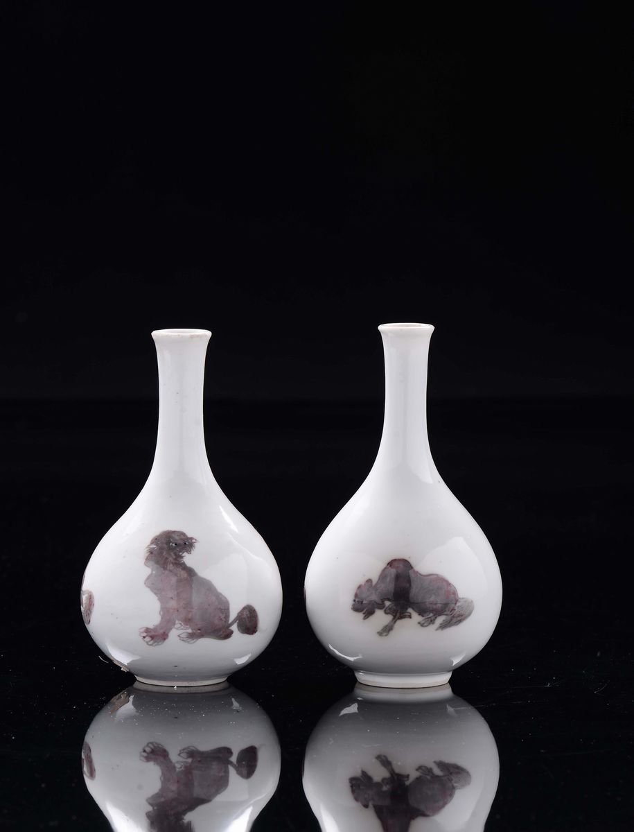 Cina, Dinastia Qing, Coppia di ampolle in porcellana policroma con decorazioni rosse di animali f...