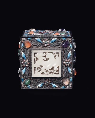Cina, Scatola in argento cloisonné con decorazioni in smalto e pietre dure, coperchio in giada bi...