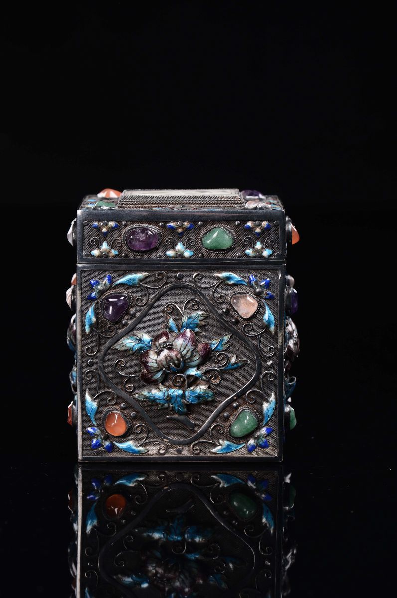 Cina, Scatola in argento cloisonné con decorazioni in smalto e pietre dure, coperchio in giada bi...