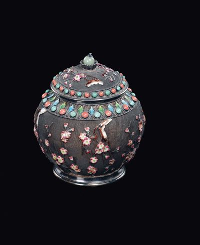 Scatola in silver a smalti cloisonné con coperchio in filigrana, fiori di ciliegio e pietre dure,...