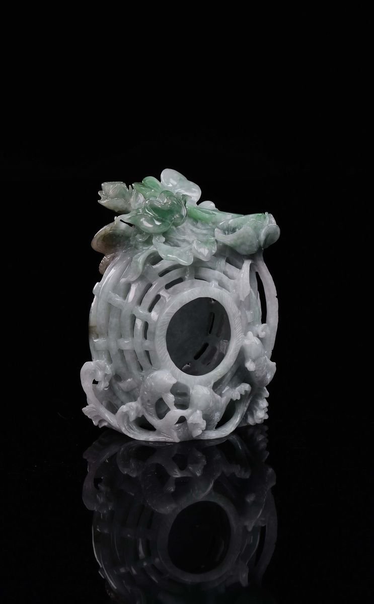 Sciacquapennelli in giada verde con decoro vegetale e pesci in rilievo, Cina, Dinastia Qing, XIX ...