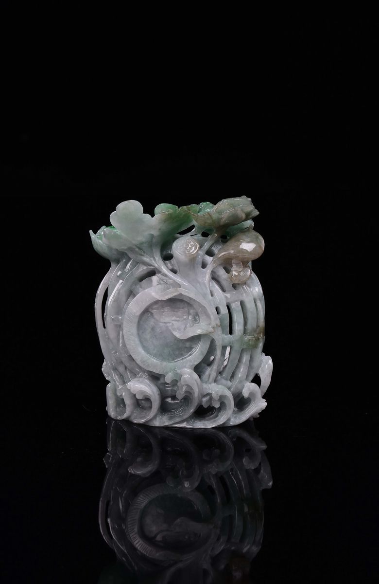 Sciacquapennelli in giada verde con decoro vegetale e pesci in rilievo, Cina, Dinastia Qing, XIX ...
