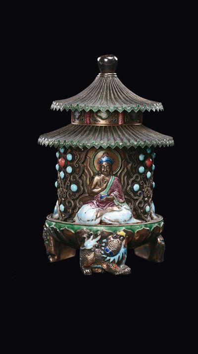 Cina, Scatola a forma di pagoda in cloisonné con divinità e innesti di pietre dure, Dinastia Qing...