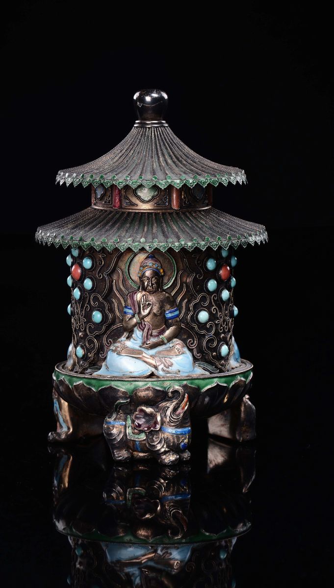 Cina, Scatola a forma di pagoda in cloisonné con divinità e innesti di pietre dure, Dinastia Qing...