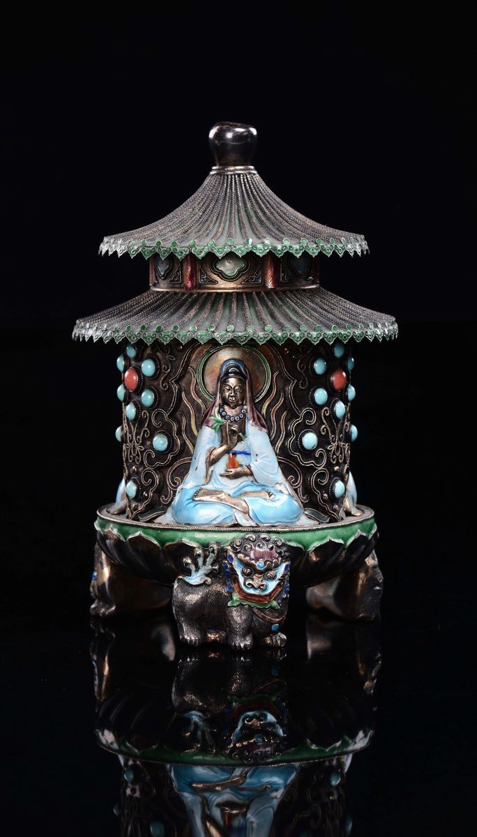 Cina, Scatola a forma di pagoda in cloisonné con divinità e innesti di pietre dure, Dinastia Qing...