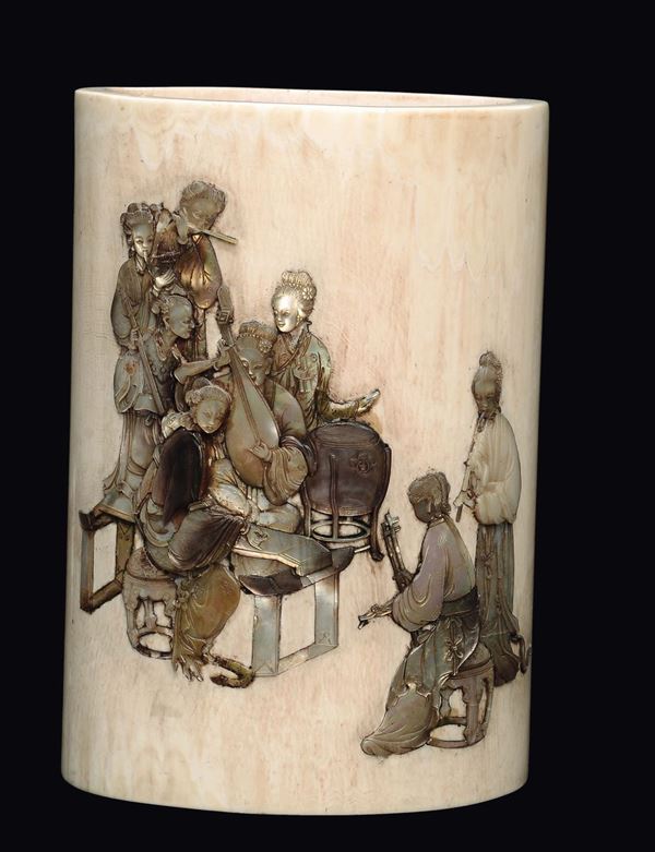 Portapennelli in avorio con intarsi in madreperla raffiguranti Guanyin musicanti, Cina, Dinastia Qing, XIX secolo
