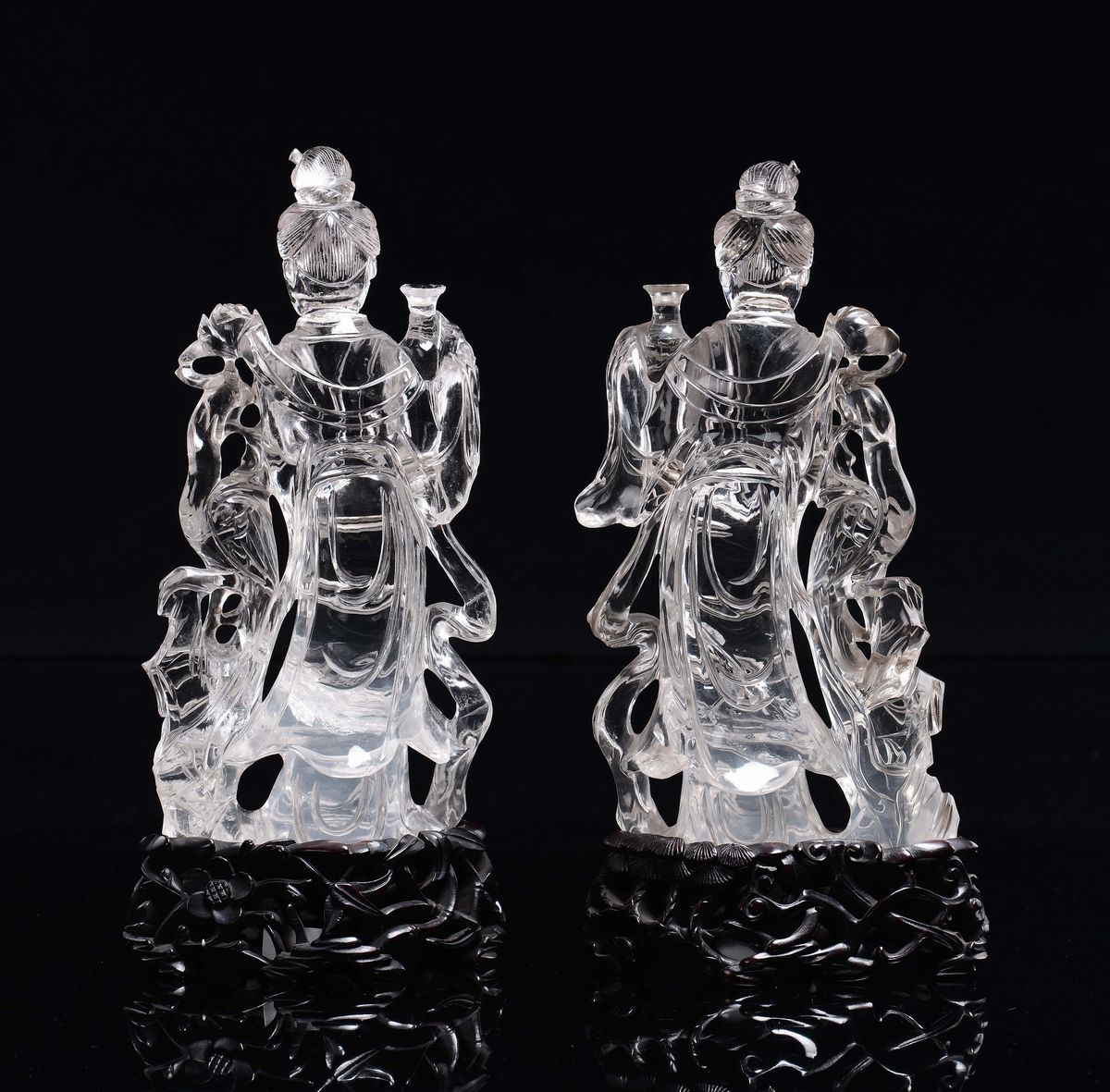 Cina, Dinastia Qing, Coppia di Guanyin in cristallo di rocca con vaso e rosa, XIX secolo