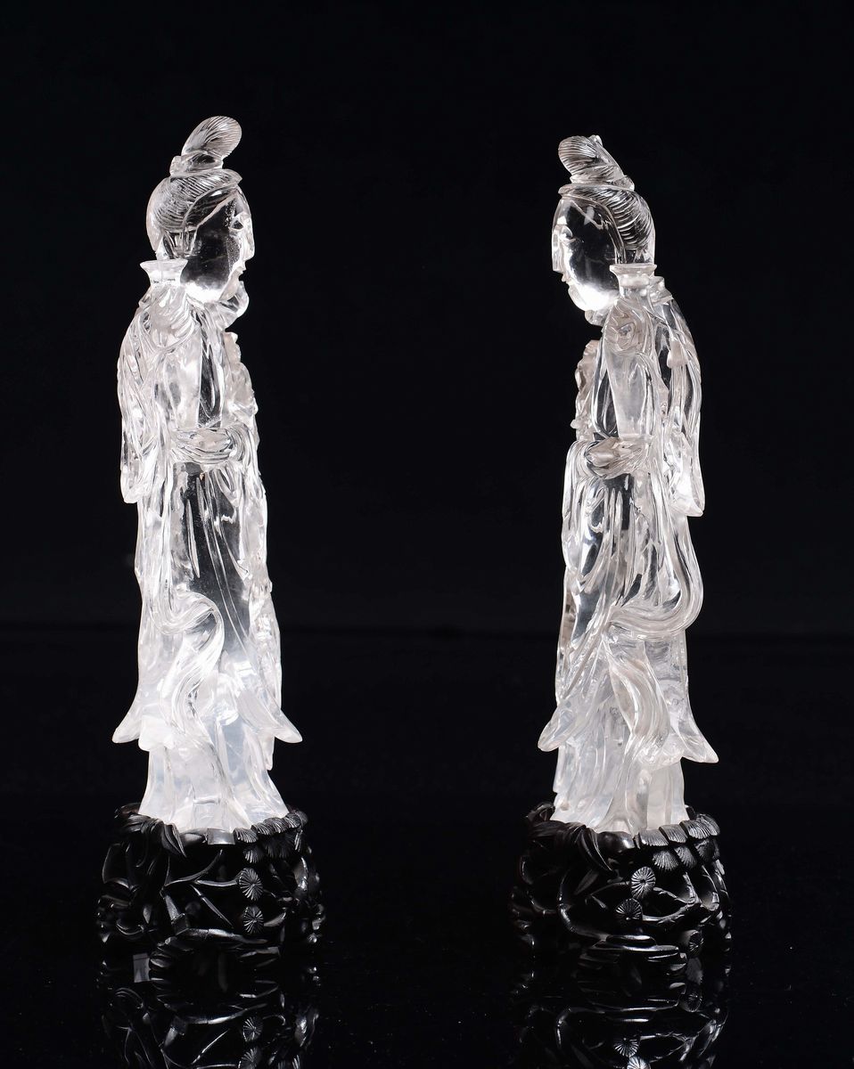 Cina, Dinastia Qing, Coppia di Guanyin in cristallo di rocca con vaso e rosa, XIX secolo