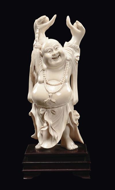 Budai festante, scultura in avorio con frutti e scaccia mosche, Cina, inizio XX secolo