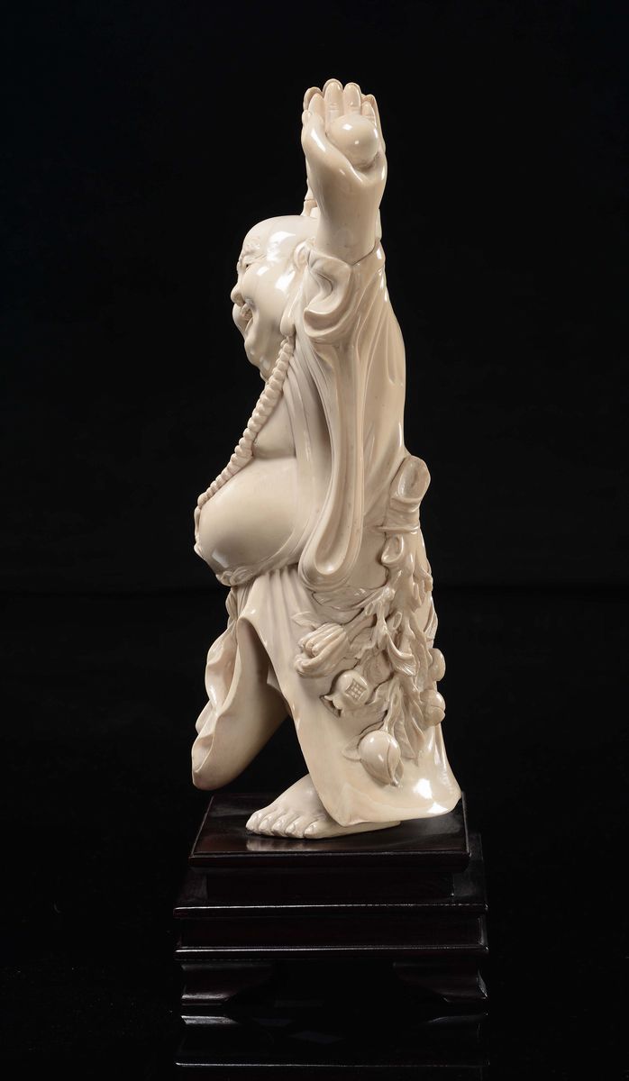 Budai festante, scultura in avorio con frutti e scaccia mosche, Cina, inizio XX secolo