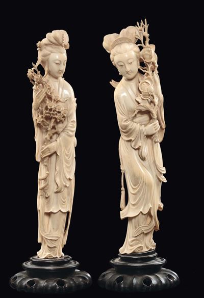 Cina, Dinastia Qing, Coppia di sculture di Guanyin in avorio con rami di fiori, fine XIX secolo