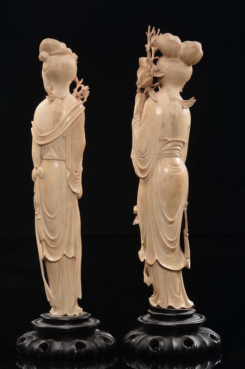 Cina, Dinastia Qing, Coppia di sculture di Guanyin in avorio con rami di fiori, fine XIX secolo