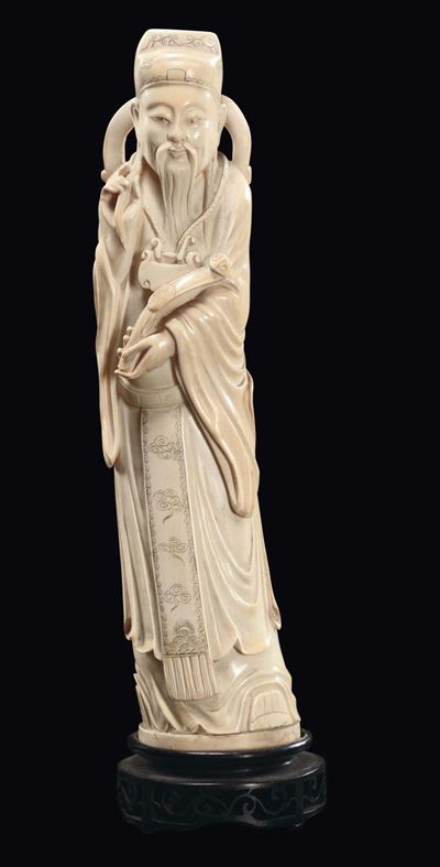 Cina, Dinastia Qing, Figura di saggio con cappello e ruyi in avorio, fine XIX secolo