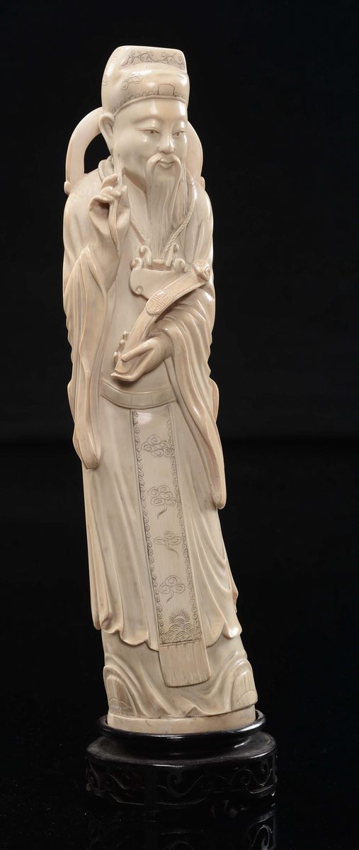 Cina, Dinastia Qing, Figura di saggio con cappello e ruyi in avorio, fine XIX secolo