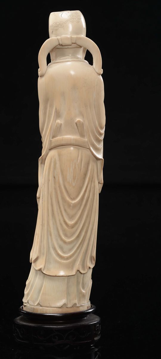 Cina, Dinastia Qing, Figura di saggio con cappello e ruyi in avorio, fine XIX secolo